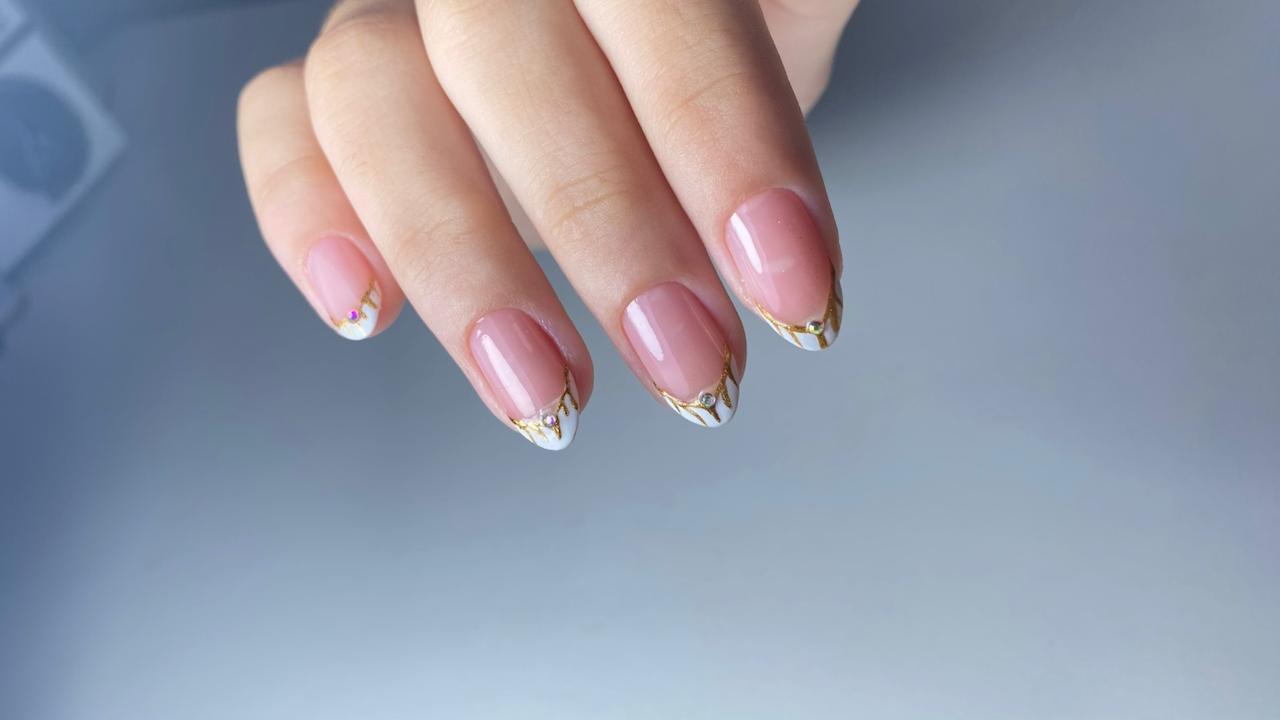 Manicure em unhas naturais com francesinha decorada